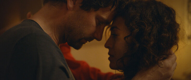 Sabrina Amali και Florian Stetter στην ταινία «Maysoon» © Andie Riekstina