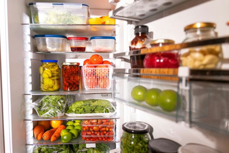 Μπορώ να φυλάξω το φαγητό, ζεστό, στο ψυγείο; 