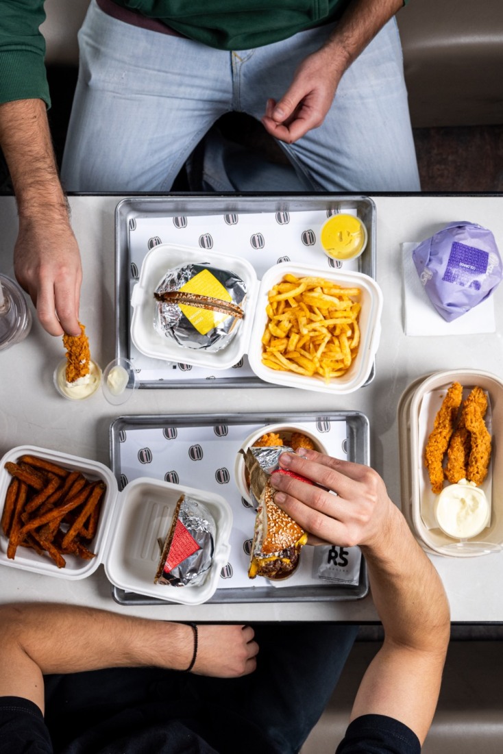 3 ΓΕΥΜΑΤΑ ΣΤΟ LAYERS BURGERS