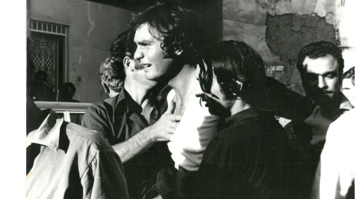 Στιγμιότυπο από την κηδεία Κύπριου πρόσφυγα στη Λάνια. Δολοφονήθηκε από μέλη της ΕΟΚΑ Β κατά τη διάρκεια διαδήλωσης υπέρ του Μακαρίου στη Λεμεσό