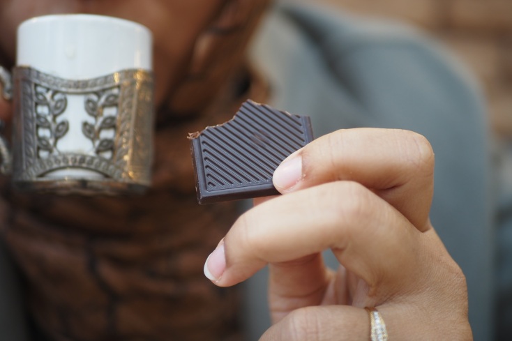 Χημική ουσία της μαύρης σοκολάτας συνδέεται με πιο αργή βιολογική γήρανση, σύμφωνα με νέα μελέτη του King’s College London