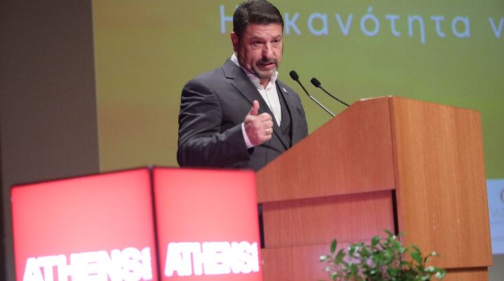 Στιγμιότυπο από την ομιλία του Νίκου Χαρδαλιά στ Forum της Athens Voice