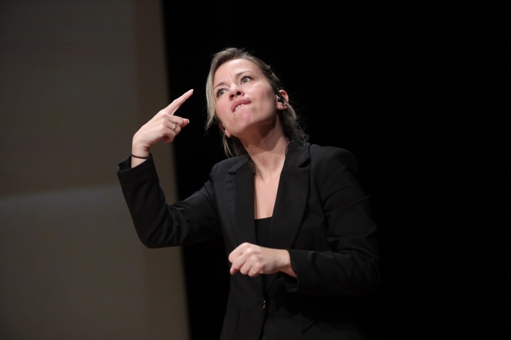 Κατά τη διάρκεια του 2ου forum της ATHENS VOICE υπήρξε παράλληλη διερμηνεία στη Νοηματική Γλώσσα