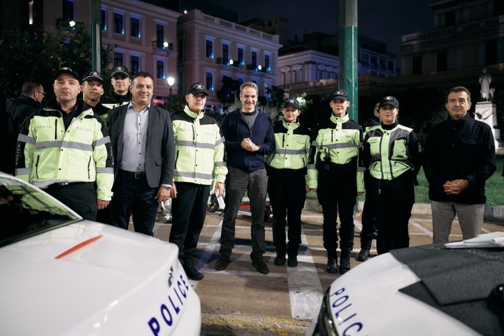 Ο Κυριάκος Μητσοτάκης με άνδρες και γυναίκες της Τροχαίας