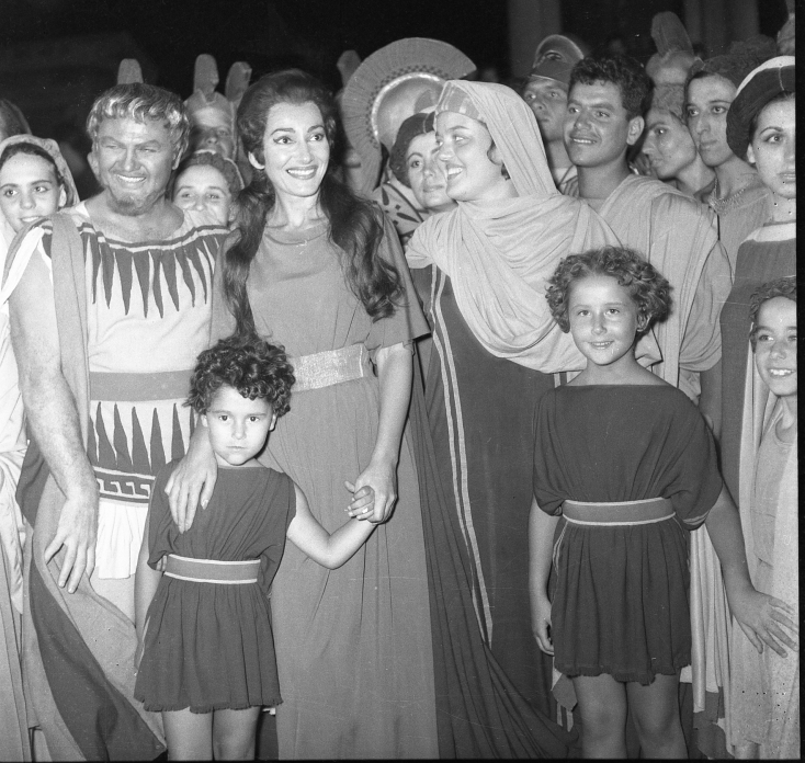 Η Κική Μορφωνιού με την Μαρία Κάλλας - φωτογραφία από τη Μήδεια στην Επίδαυρο 1961 