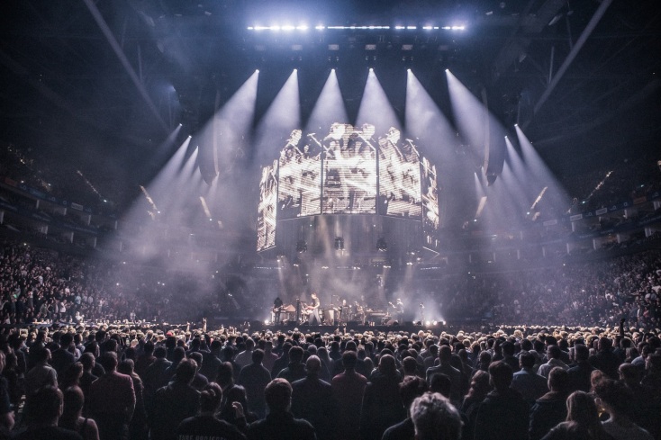 Ο Νικ Κέιβ παρομοίασε τη συναυλία των Radiohead με πνευματική τελετουργία, τονίζοντας τη θεραπευτική δύναμη της μουσικής τους για τον κόσμο