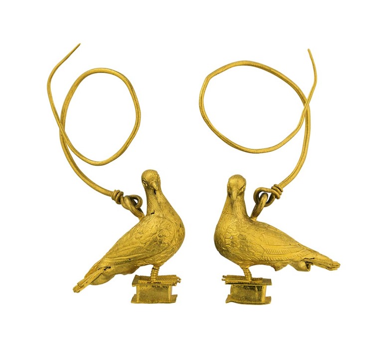 Ζεύγος χρυσών ενωτίων με τη μορφή περιστεριών που πατούν σε πλίνθο. Πάτρα, τέλη 2ου–αρχές 1ουαι. π.Χ.