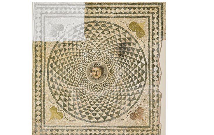 Ψηφιδωτό δάπεδο από μεγάλο και πολυτελές κτιριακό συγκρότημα της Πάτρας. Στο κεντρικό μετάλλιο εικονίζεται η κεφαλή της Μέδουσας κατενώπιον, με ήρεμα και ήπια χαρακτηριστικά, η οποία αποστρέφει το βλέμμα από τον θεατή για να μην τον πετρώσει. 2ος αι. μ.Χ.