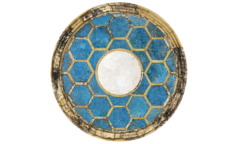 Πολυγωνικό υαλόφραγμα παραθύρου από πολυτελή αστική κατοικία της ρωμαϊκής πόλης των Πατρών. Ελεφαντοστέινα διάχωρα συγκρατούν το αδιαφανές γαλάζιο γυαλί. Το κεντρικό κυκλικό τμήμα καλύπτεται με φίλντισι. 2ος αι. μ.Χ.