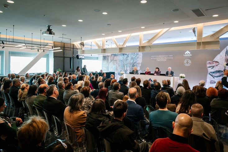 Άποψη της αίθουσας 1896 του Ολυμπιακού Μουσείου Αθήνας, όπου πραγματοποιήθηκε η παρουσίαση του αφιερωματικού τόμου «Το Αρχαιολογικό Μουσείο Πατρών»