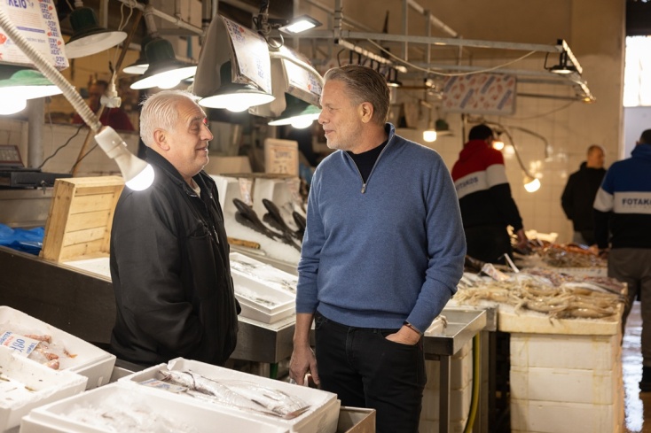 Ο Παύλος Γερουλάνος στα ιχθυοπωλεία της Βαρβακείου συνομιλεί με καταστηματάρχη