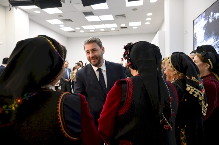 Ηπειρώτες είπαν τα κάλαντα των Χριστουγέννων στον Νίκο Ανδρουλάκη 