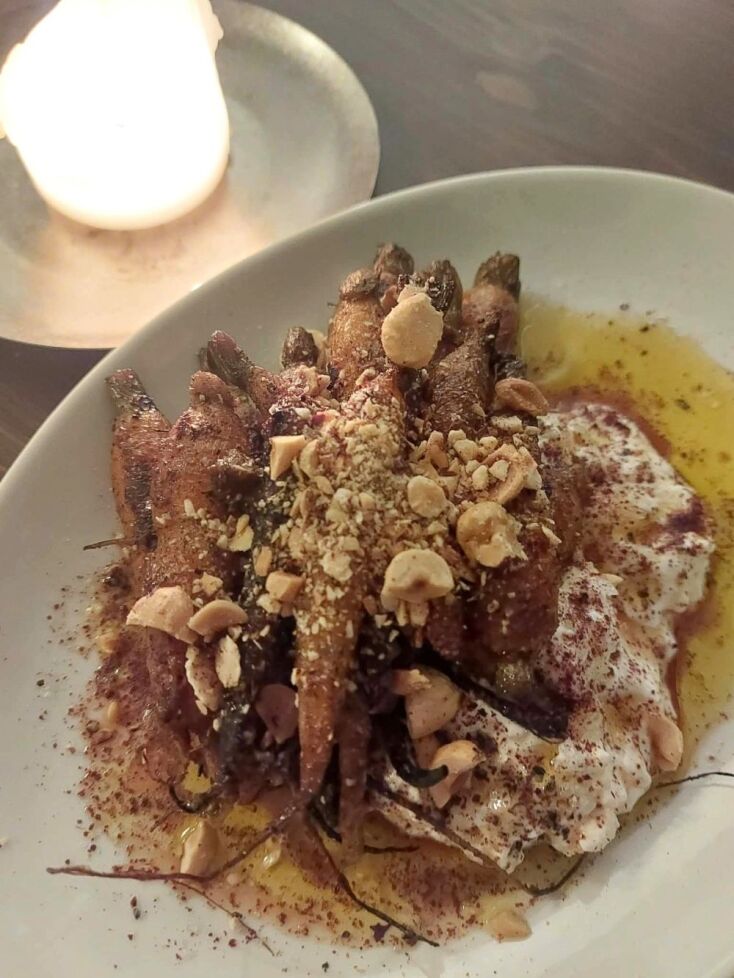 Ψητά καρότα με στρατσιατέλα, φουντούκι και σουμάκ