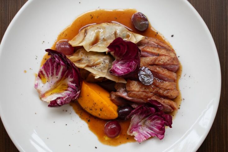 Πάπια με σος hoisin, gyoza, και πουρέ καρότου