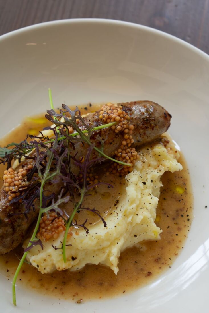 Χοιρινό λουκάνικο με πουρέ πατάτας και σάλτσα μουστάρδας