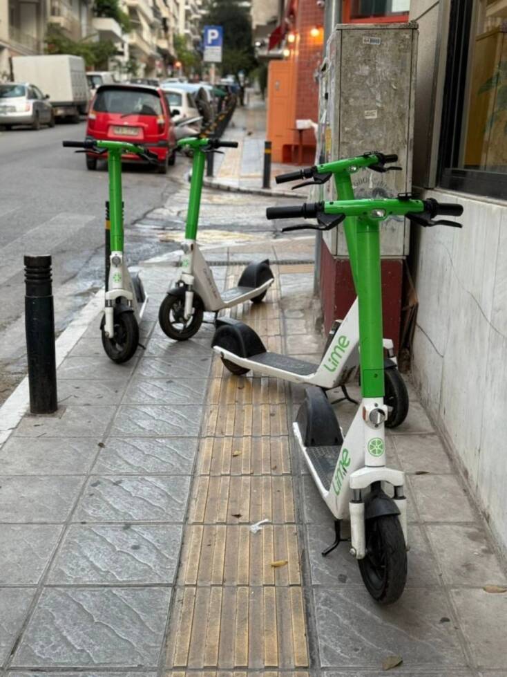 Πατίνια παρατημένα σε δρόμο της Αθήνας