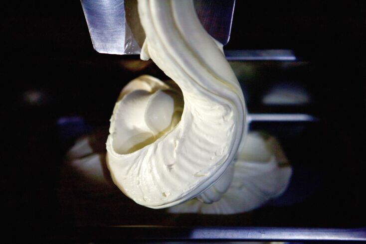 Στο ζαχαροπλαστείο Δάγκος στην Κερκίνη για το βουβαλίσιο παγωτό και τα φημισμένα του μελομακάρονα