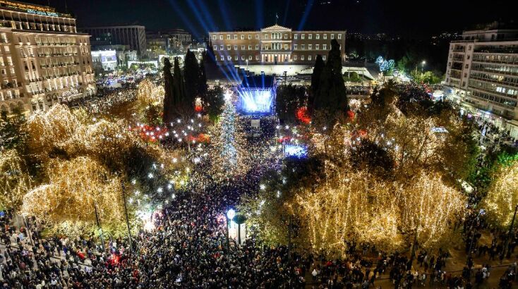 Παραμονή Πρωτοχρονιάς στο Σύνταγμα με Μαραβέγια, και Μόρφη - Παρουσιαστές Νίκος Μουτσινάς και Τόνια Σωτηροπούλου