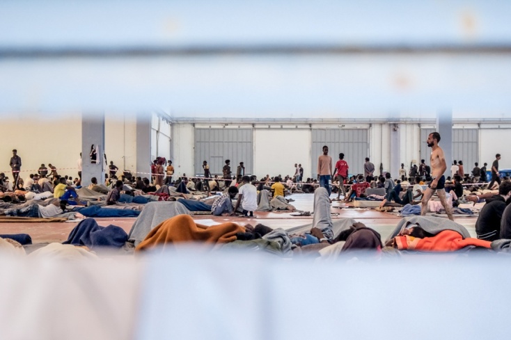 Μετανάστες σε γήπεδο 