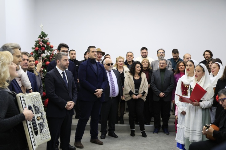 Στη Χαριλάου Τρικούπη άκουσε τα κάλαντα ο Νίκος Ανδρουλάκης - Η ευχή του για το 2026