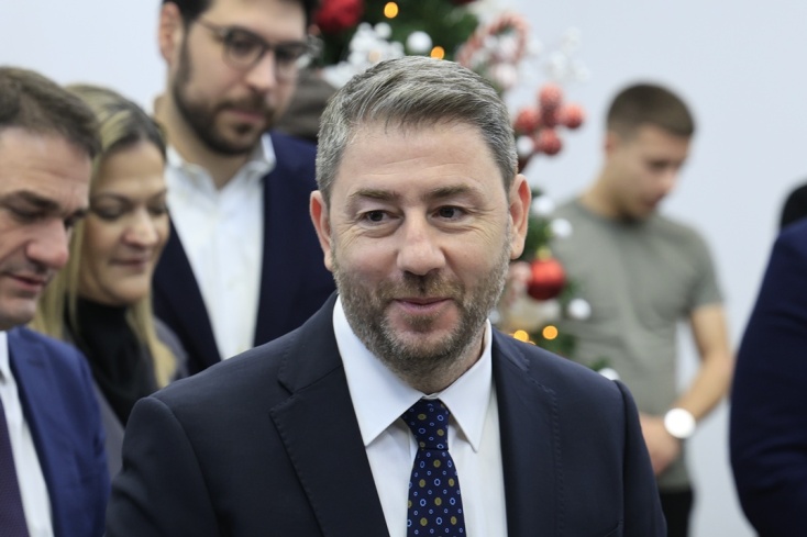 Στη Χαριλάου Τρικούπη άκουσε τα κάλαντα ο Νίκος Ανδρουλάκης - Η ευχή του για το 2026