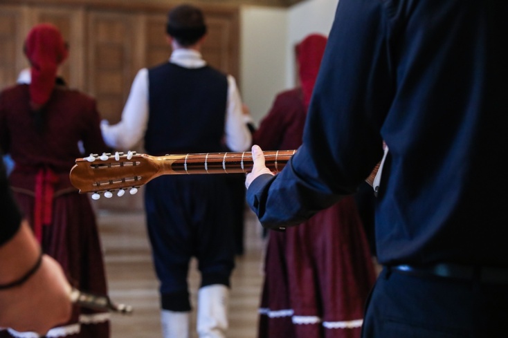 Τα κάλαντα στον Χάρη Δούκα: Το δημαρχείο της Αθήνας γέμισε πρωτοχρονιάτικες μελωδίες και παραδοσιακούς χορούς