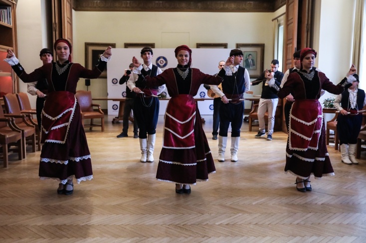Τα κάλαντα στον Χάρη Δούκα: Το δημαρχείο της Αθήνας γέμισε πρωτοχρονιάτικες μελωδίες και παραδοσιακούς χορούς