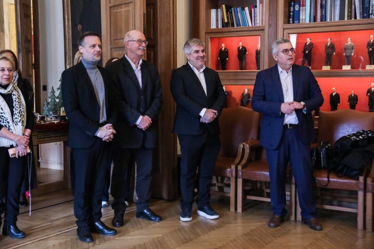 Τα κάλαντα στον Χάρη Δούκα: Το δημαρχείο της Αθήνας γέμισε πρωτοχρονιάτικες μελωδίες και παραδοσιακούς χορούς