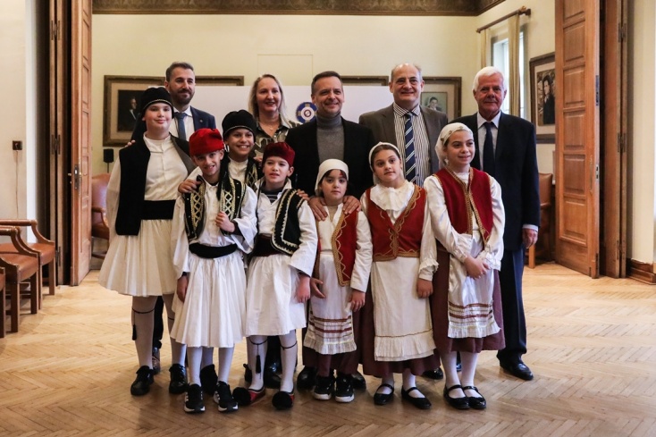 Τα κάλαντα στον Χάρη Δούκα: Το δημαρχείο της Αθήνας γέμισε πρωτοχρονιάτικες μελωδίες και παραδοσιακούς χορούς