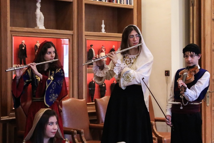 Τα κάλαντα στον Χάρη Δούκα: Το δημαρχείο της Αθήνας γέμισε πρωτοχρονιάτικες μελωδίες και παραδοσιακούς χορούς