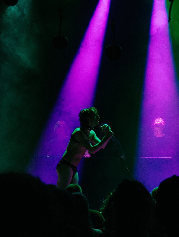 Οι Decius του Lias Saoudi φέρνουν στη Θεσσαλονίκη ένα μοναδικό κράμα acid house και πανκ ενέργειας - Τι περιμένουμε από το live στις 9 Ιανουαρίου στο Soul SKG