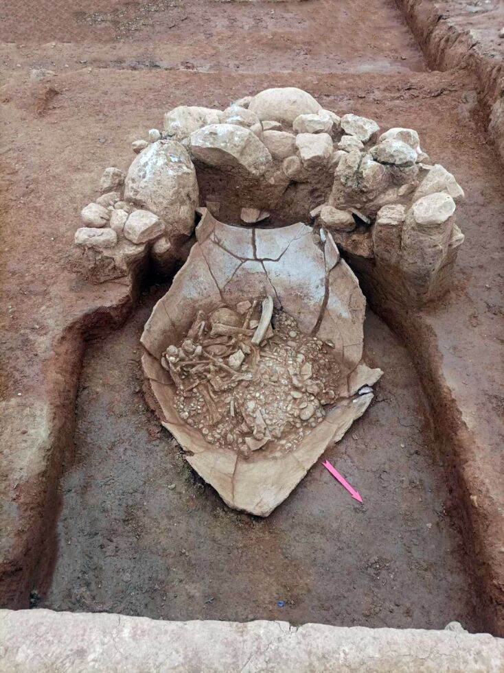 Τα οστά πάνω σε στρώμα από άμμο και βότσαλα