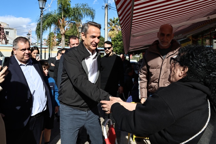 Ο Κυριάκος Μητσοτάκης χαιρετά πολίτες στο Μοσχάτο