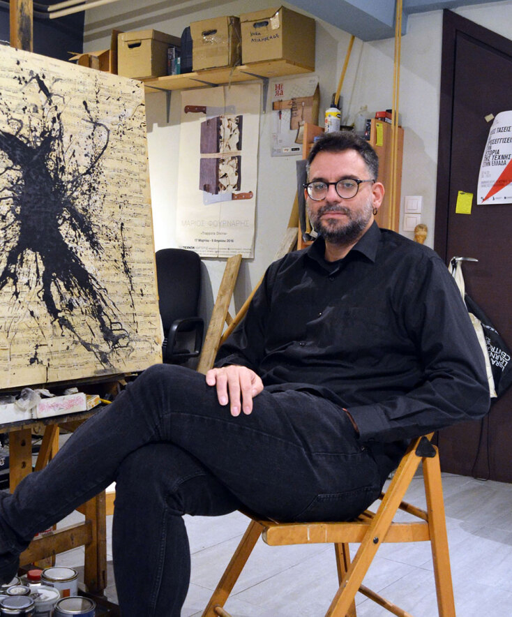 Ο Μάριος Φούρναρης στο ατελιέ του. © Villy Calliga