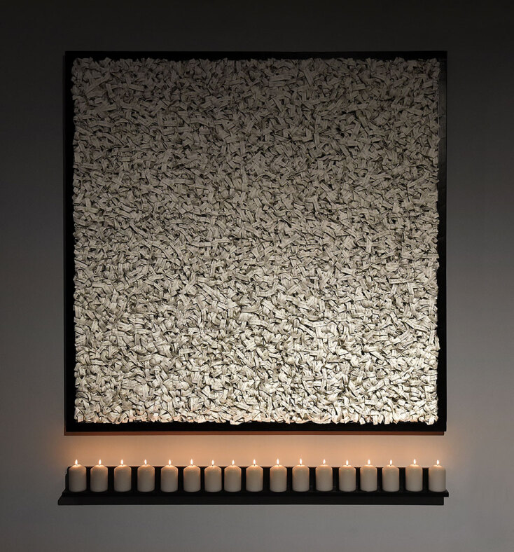 «Χωρίς Τίτλο», ξύλο, χαρτί, μολύβι, κεριά, φωτιά, 180cm x 150cm x 8cm, 2022, Έκδοση των 2 © Νίκος Λεοντόπουλος