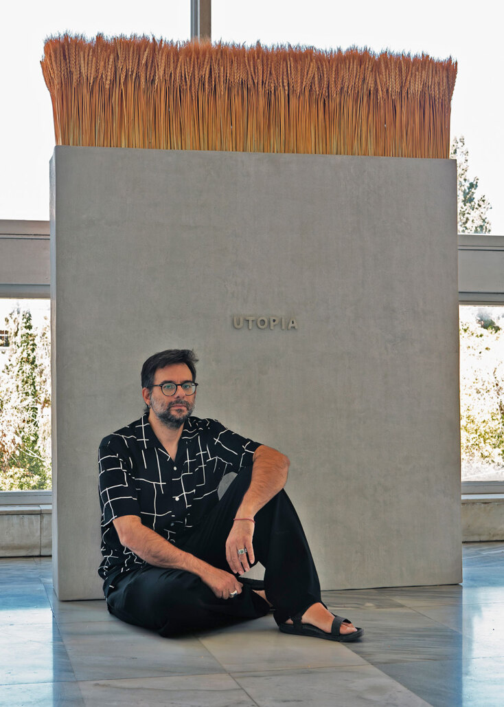 Ο καλλιτέχνης με το έργο του Arcadia στην ομαδική έκθεση «Το Όνειρο του Τάτλιν» σε επιμέλεια Δημήτρη Τρίκα, Ωδείο Αθηνών, 2025, © Άρτεμις Μπλίτσα