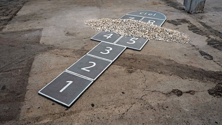 «Κουτσό», τσιμέντο, σοβάς, μονωτικό οικοδομικό πάνελ, χαλίκια, κιμωλία, 280cm x 190cm x 18cm, 2020