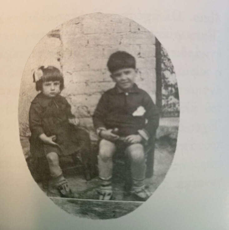 Τα δύο αδέρφια, ο Κωστας και η Ελπίδα Ταχτσή, σε μικρή ηλικία