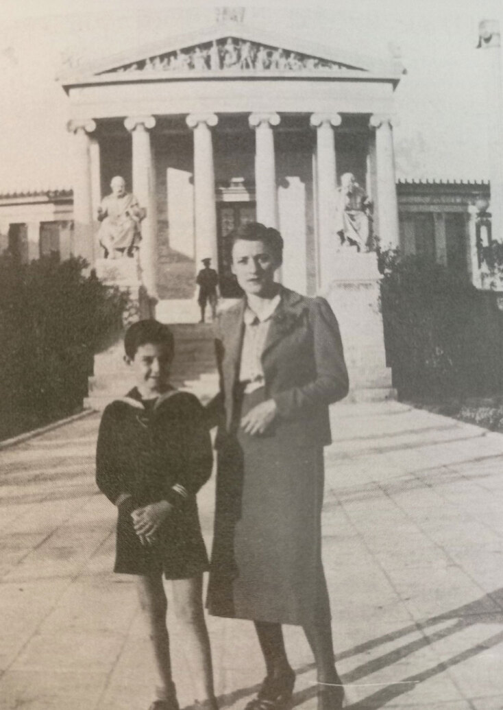 1937, ο Κώστας Ταχτσής με τη θεία του Εκάβη μπροστά στην Ακαδημία Αθηνών