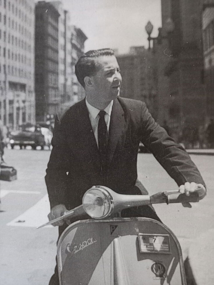 Κώστας Ταχτσής, Σίδνεϊ 1960 | Με μια βαλίτσα και μια γραφομηχανή στη σχάρα της βέσπας που έφερε μαζί του από την Αυστραλία, διέσχισε την Ευρώπη και ολοκλήρωσε το Τρίτο Στεφάνι