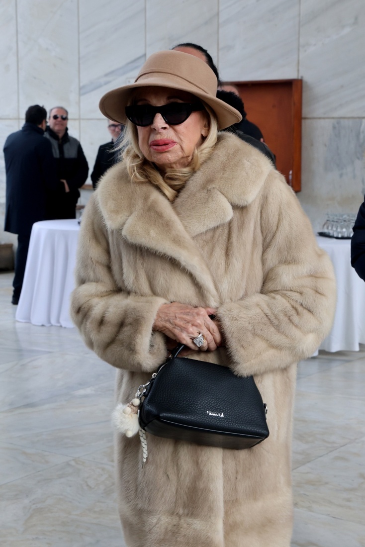 Η Άννα Φόνσου στην κηδεία της Μέλπως Ζαρόκωστα