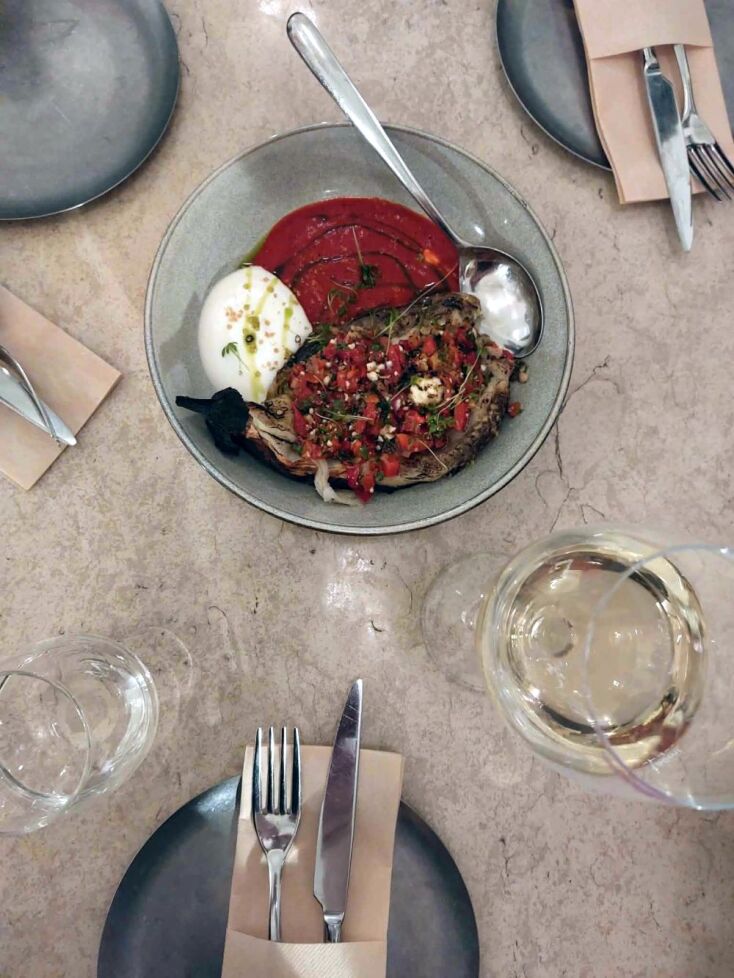 Καπνιστή μελιτζάνα με κρέμα πιπεριάς Φλωρίνης, φέτα, λάδι σκόρδου, γιαούρτι, μυρωδικά, τζίντζερ, τηγανητή κινόα