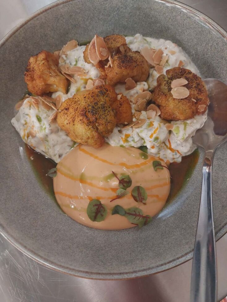 Κουνουπίδι με σος ταρτάρ, καπνιστό γιαούρτι, πατάτα, λάδι σχοινόπρασου, λάδι πάπρικας και καβουρδισμένο αμύγδαλο