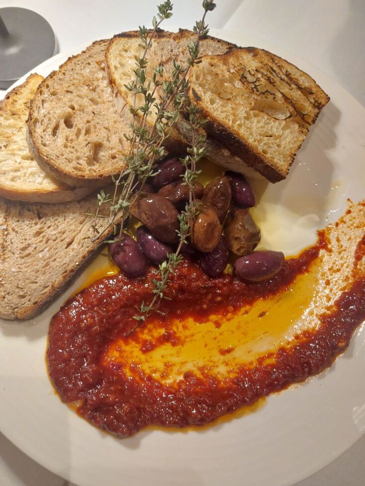 Ψωμί, ελιές, έξτρα παρθένο ελαιόλαδο και ο πιο νόστιμος πελτές που έχω φάει ποτέ