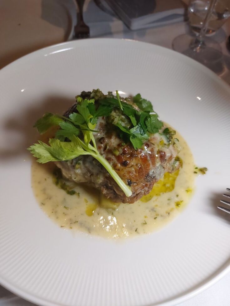 Χοιρινό σιγομαγειρεμένο, με αυγολέμονο, σελινόριζα και πράσο