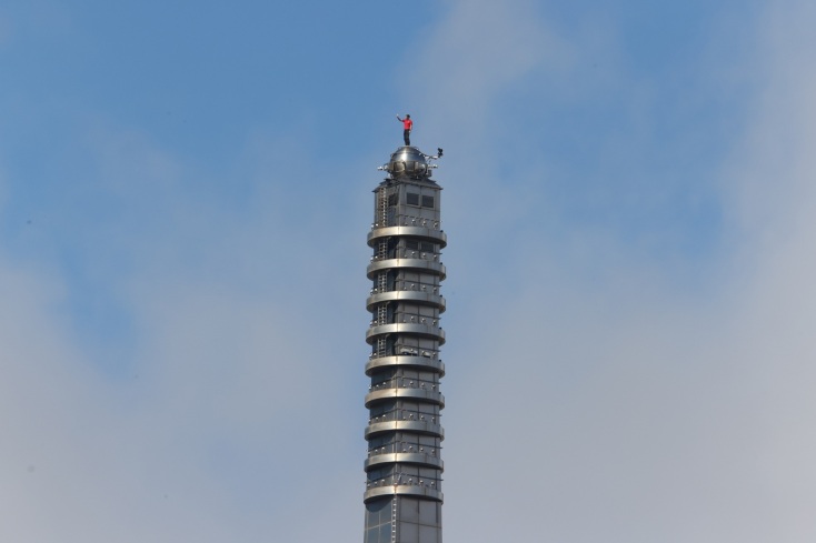 Ο Άλεξ Χόνολντ ανέβηκε στον ύψους 508 μέτρων ουρανοξύστη Taipei 101 χωρίς σχοινιά, ολοκληρώνοντας την πιο εντυπωσιακή αστική αναρρίχηση της καριέρας του