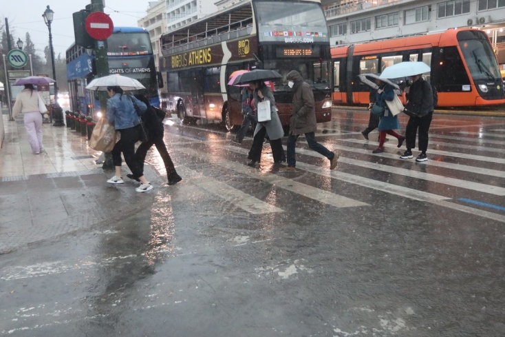 Καταιγίδα στην Αττική: Λίμνη ξανά η λεωφόρος Βουλιαγμένης - Ζημιές σε οχήματα στην Αργυρούπολη