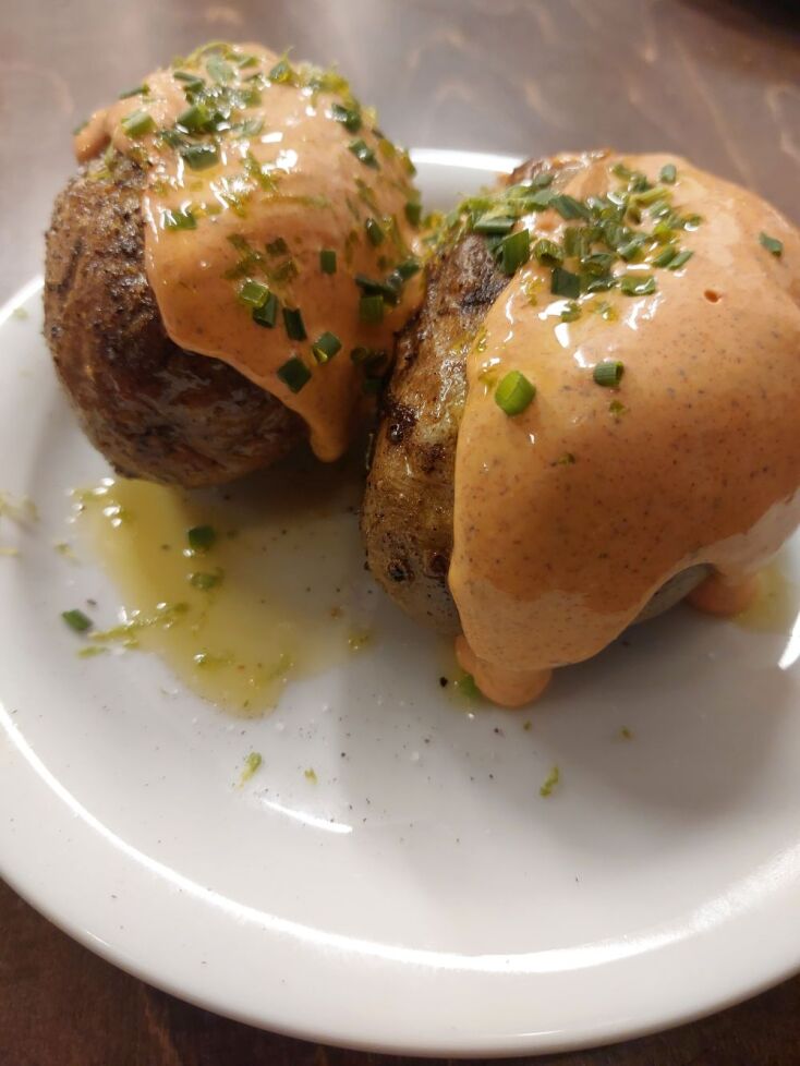 Πατάτα οφτή με ξινή κρέμα, καπνιστή πάπρικα και φρέσκο κρεμμυδάκι