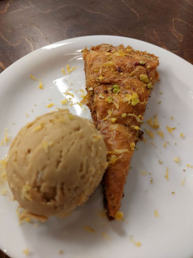 Μπακλαβάς με φιστίκι, παγωτό αλατισμένο φιστίκι, λεμόνι και ελαιόλαδο