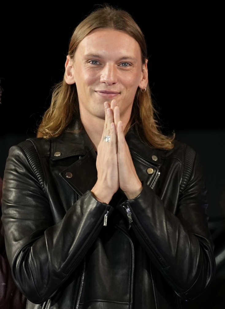 Τζέιμι Κάμπελ Μπάουερ: Ένα cult σύμβολο για τη Γενιά Ζ 